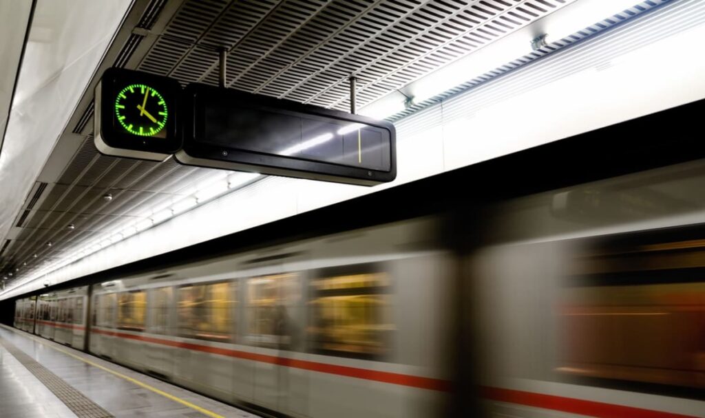 Er schläft in der Wiener U-Bahn ein und attackiert danach die Security