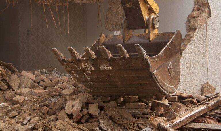 Verschwörungstheoretiker zerstört fremdes Haus mit Bagger (FOTO)