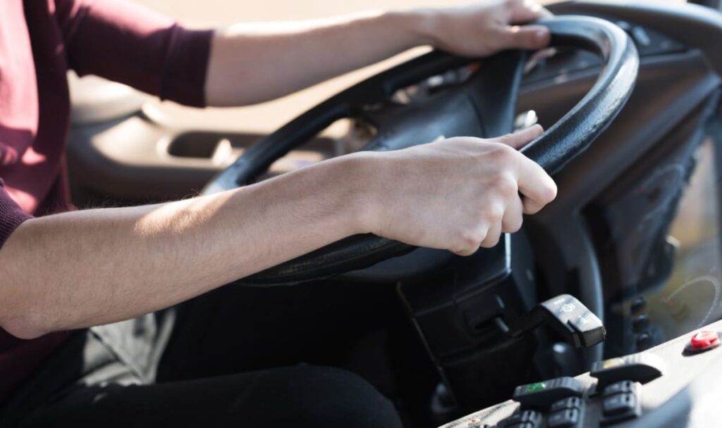 Zum zweiten Mal: 18-Jähriger entführt Linienbus mit Fahrgästen