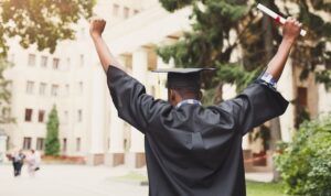 KI-Schock für Absolventen: 13 Prozent weniger Einstiegsgehalt
