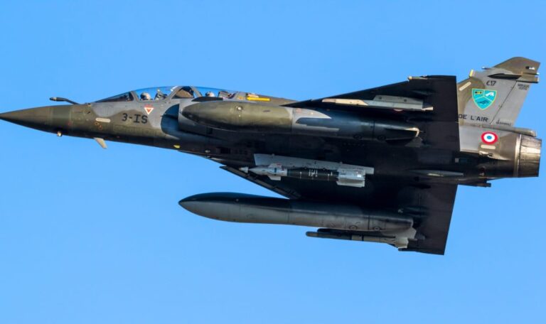 Mindestens ein Todesopfer: Kampfjet stürzt bei Übung ab