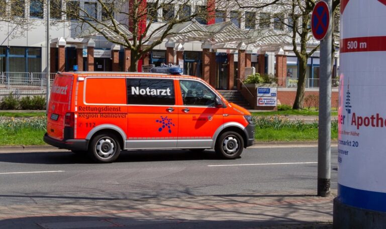 Notarzt ausgebremst: 13.500 Euro Strafe und Führerschein weg