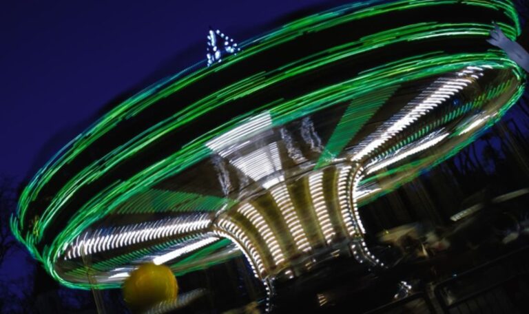 Bügel springt auf: Teenagerin stürzt bei Volksfest aus dem Pendel