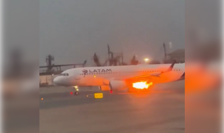 Triebwerk in Flammen: Passagiere retten sich in letzter Sekunde (VIDEO)