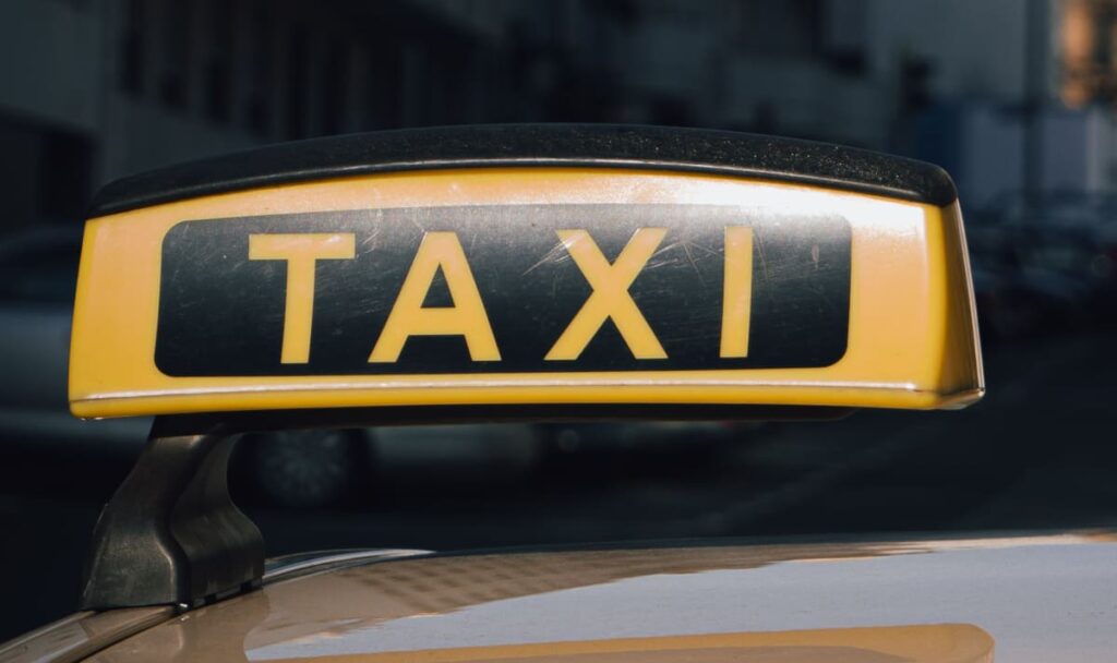 Taxifahrer bedroht: 14-Jährige zückt Messer