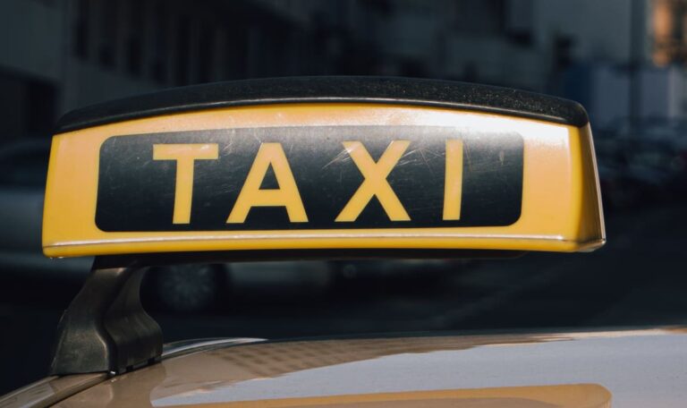 Taxifahrer bedroht: 14-Jährige zückt Messer