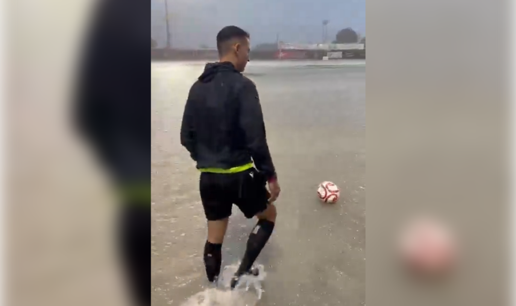 Stadion komplett überflutet – Schiri testet trotzdem den Ball (VIDEO)
