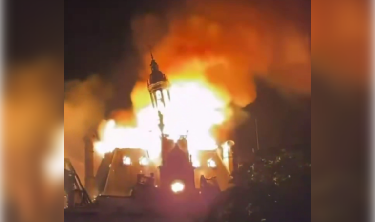 Historisches Rathaus zerstört: Linksextremist festgenommen (VIDEOS)